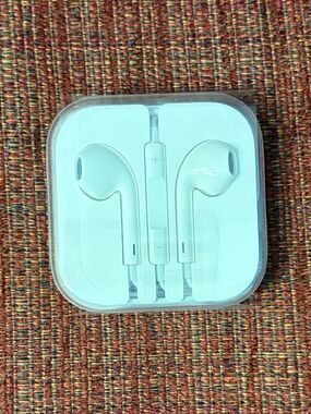 NWT APPLE wired airbuds